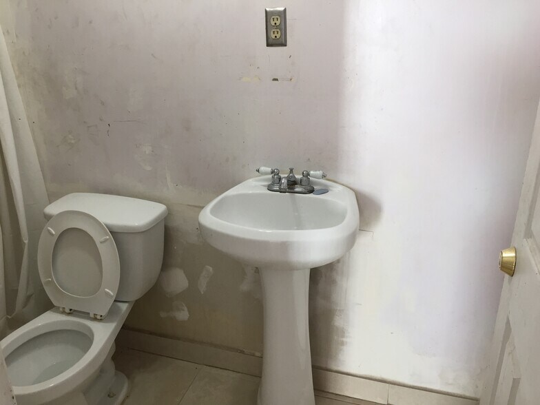 More Photos Of 817 SW 8th St, Miami Storefront Retail Office For Lease