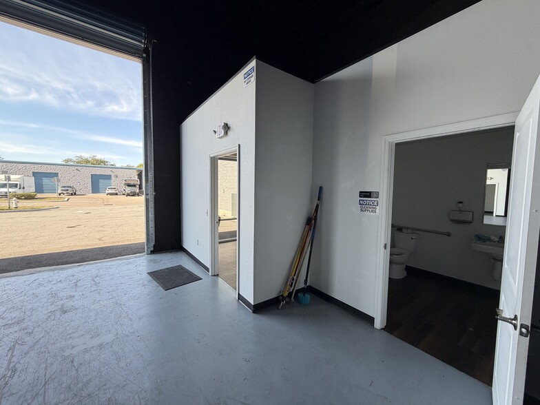 More Photos Of 1445 Hamlin Ave, Saint Cloud Light Distribution For Lease