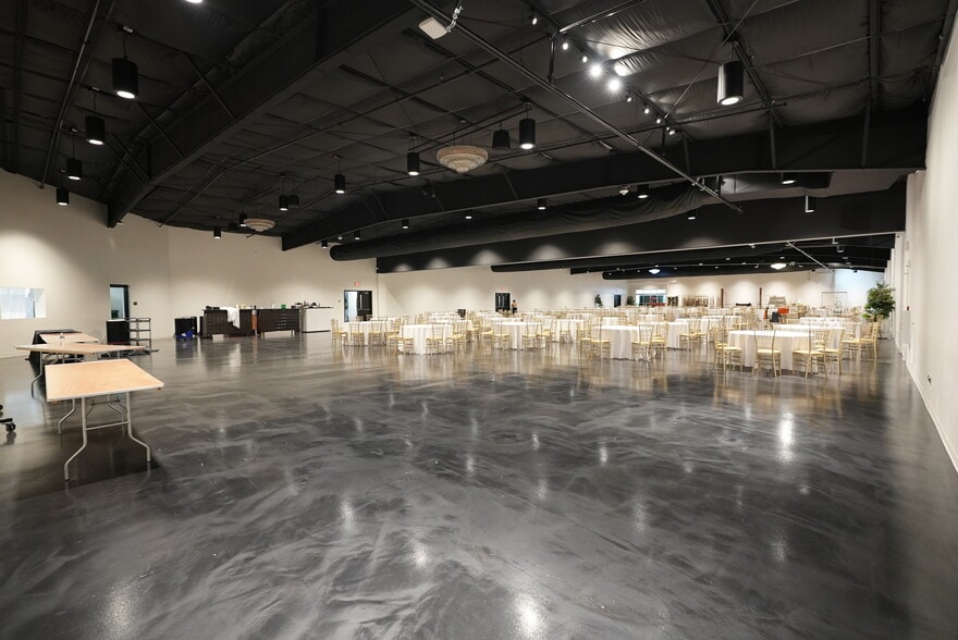More Photos Of 2631 Highway 41A Byp, Clarksville Department Store For Lease