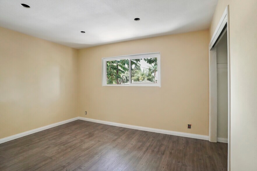 More Photos Of 1001-1003 W Myrtle St, Santa Ana Specialty For Sale
