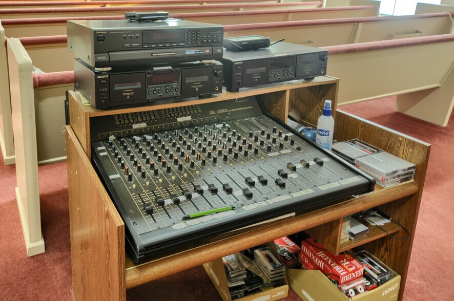 More Photos Of 3306 Lippincott Blvd, Burton Specialty For Sale