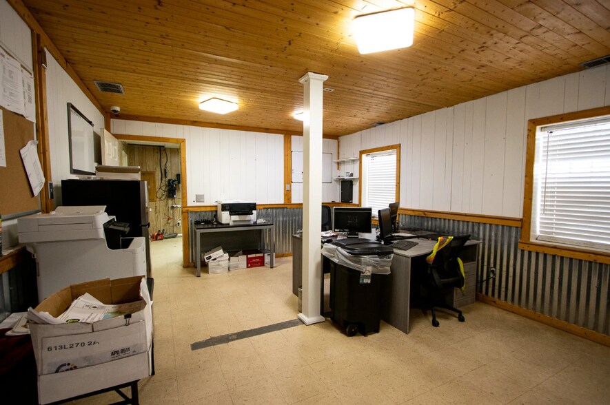 More Photos Of 1446 Pineview Rd, Columbia Light Manufacturing For Lease