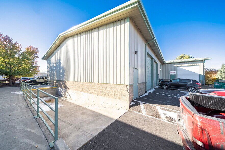 More Photos Of 20756 High Desert Ct, Bend Warehouse For Lease