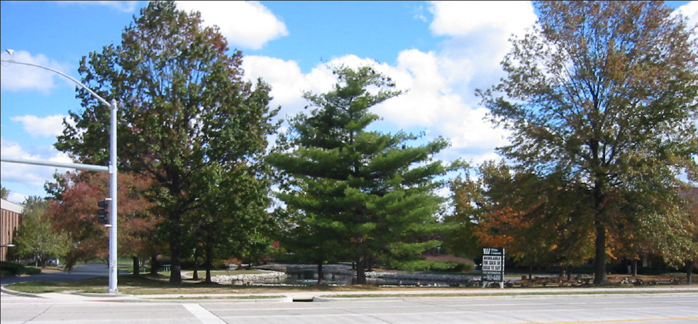 Primary Photo Of 2265 Schuetz Rd, Saint Louis General Retail For Lease