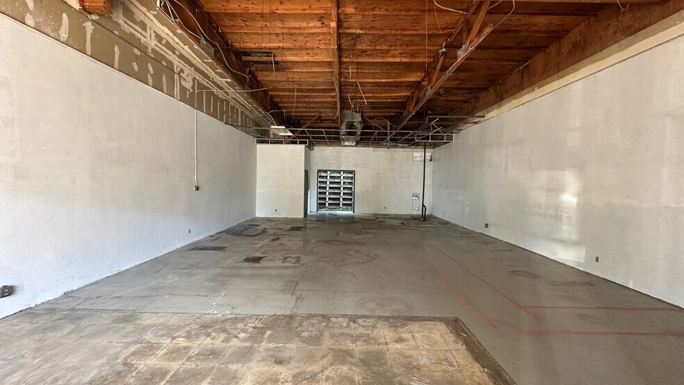 More Photos Of 3000-3096 W Temple Ave, Pomona Freestanding For Lease
