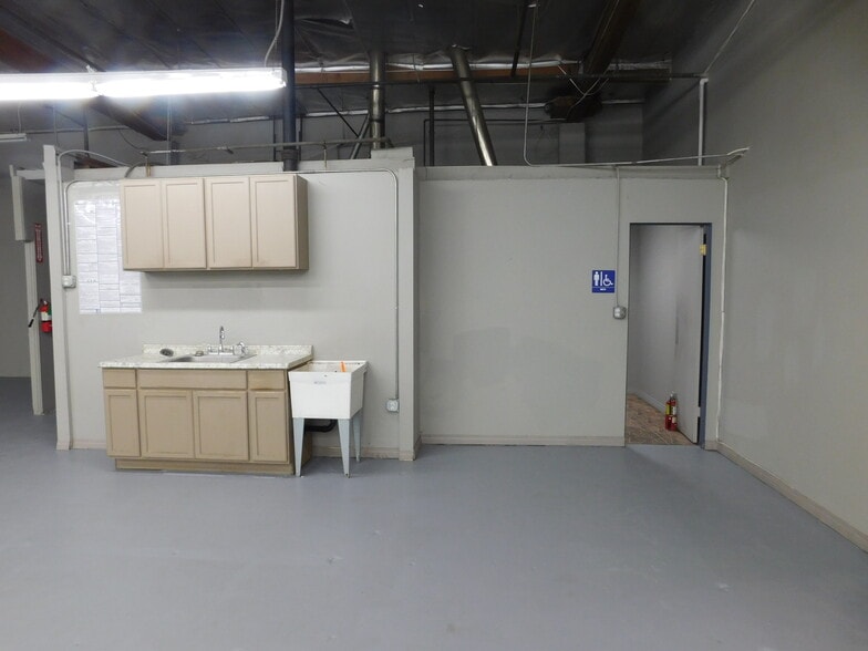 More Photos Of 1374 E 16th St, Los Angeles Warehouse For Sale