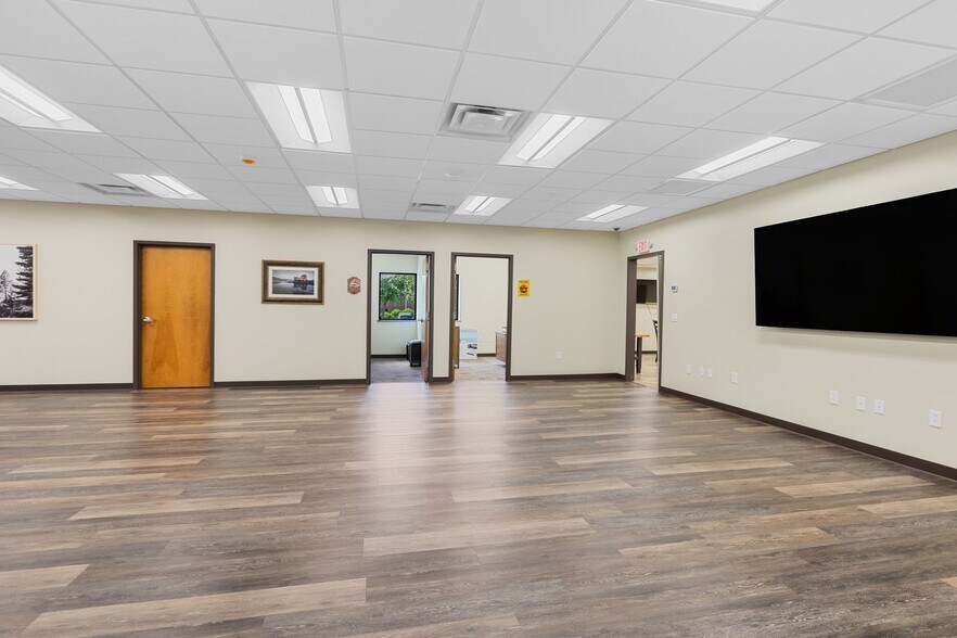 More Photos Of 533 Myatt Dr, Madison Showroom For Sale