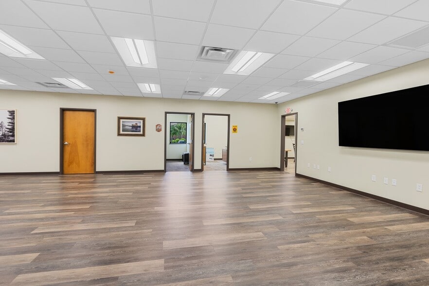 More Photos Of 533 Myatt Dr, Madison Showroom For Sale