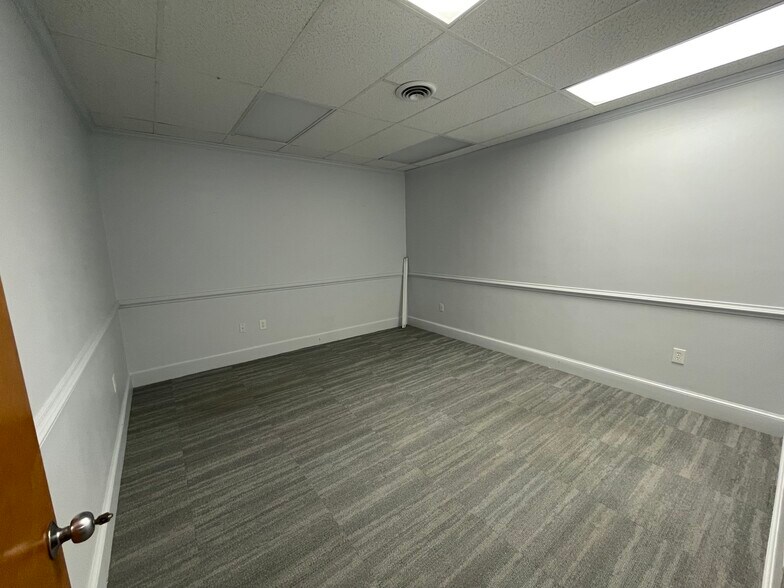 More Photos Of 4912 W Broad St, Richmond Office For Sale