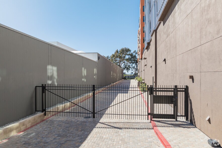More Photos Of 6601 Shellmound St, Emeryville Research And Development For Lease