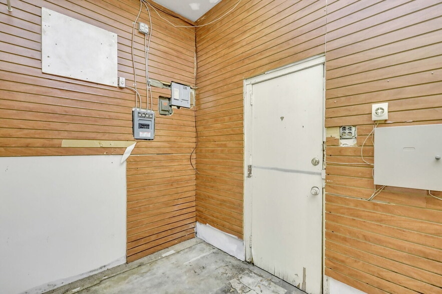More Photos Of 2203 Skidaway Rd, Savannah Freestanding For Sale