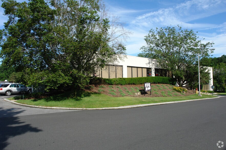 More Photos Of 7 Westchester Plz, Elmsford Light Manufacturing For Lease