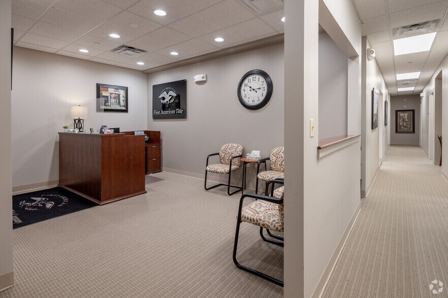 More Photos Of 265 Exchange Dr, Crystal Lake Office For Sale