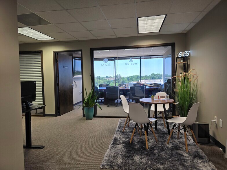 More Photos Of 2100 Valley View Ln, Farmers Branch Office For Lease
