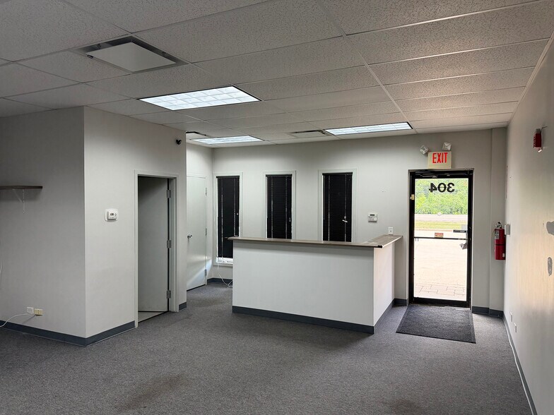 More Photos Of 600 Industrial Dr, Naperville Distribution For Lease