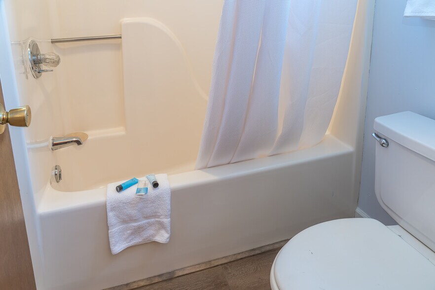 More Photos Of 2044 E Van Buren, Eureka Springs Hotel For Sale