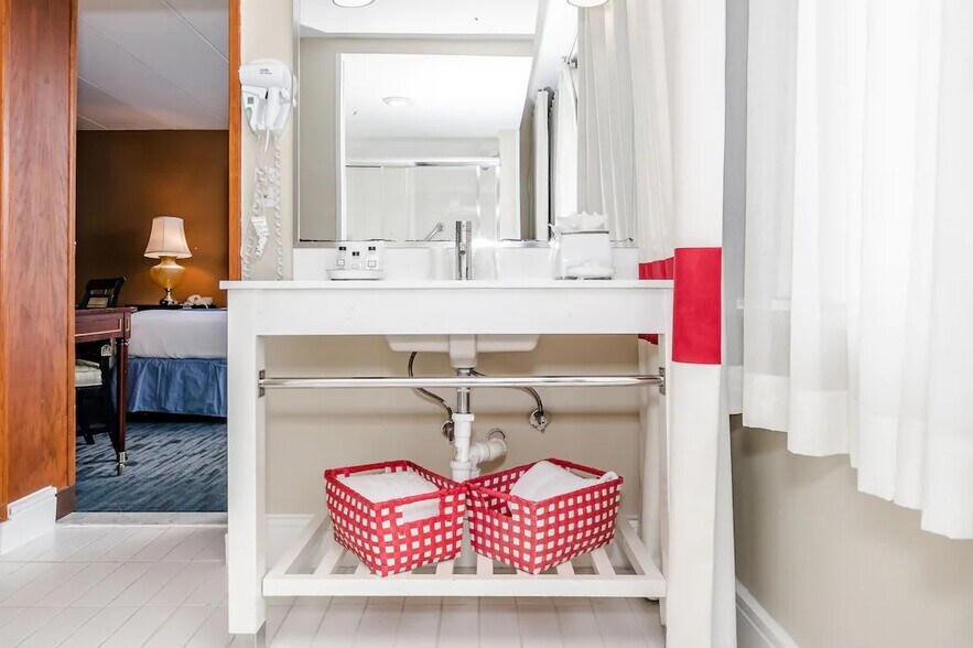 More Photos Of 8500 Annapolis Rd, New Carrollton Hotel For Sale