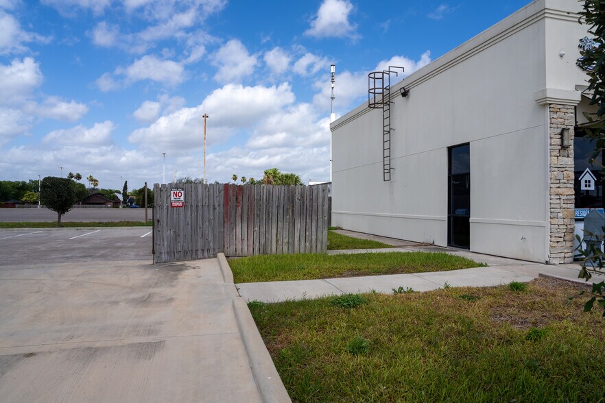 More Photos Of 1160 E Alton Gloor Blvd, Brownsville Freestanding For Sale