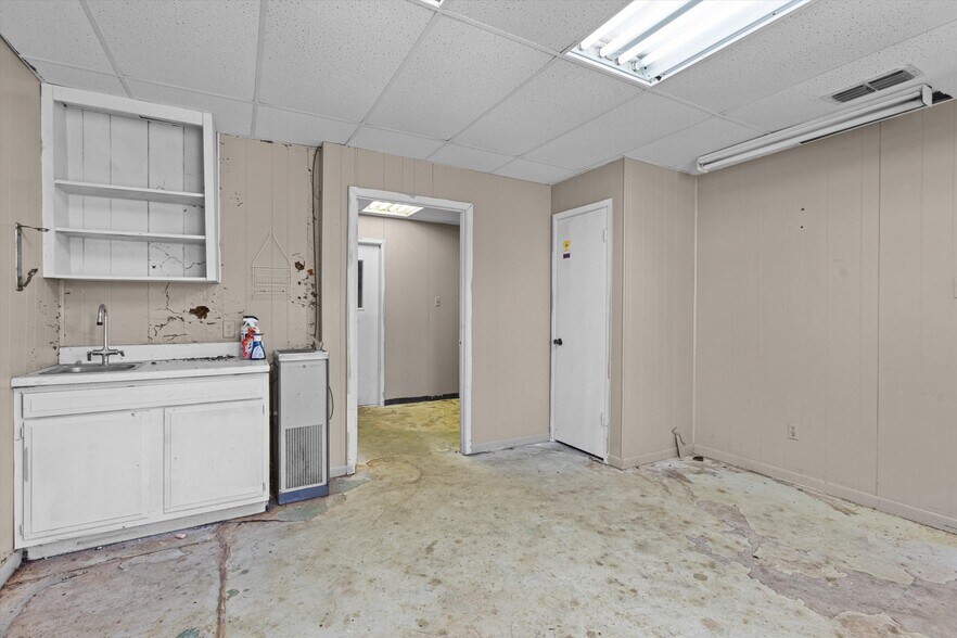 More Photos Of 600 Turner Dr, Palestine Warehouse For Sale
