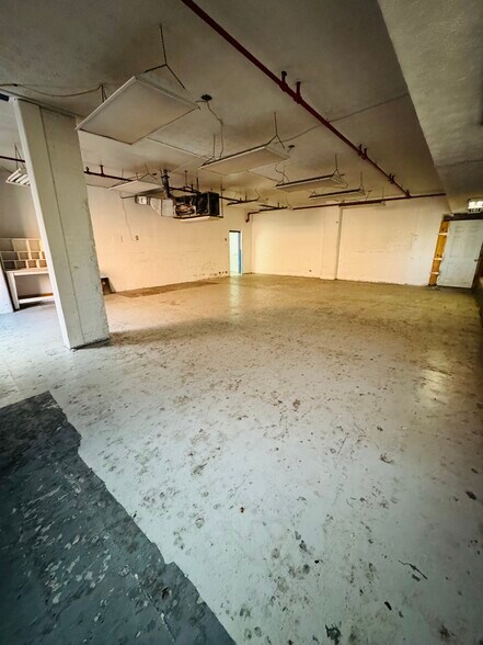 More Photos Of 426 W 4th St, London Warehouse For Sale