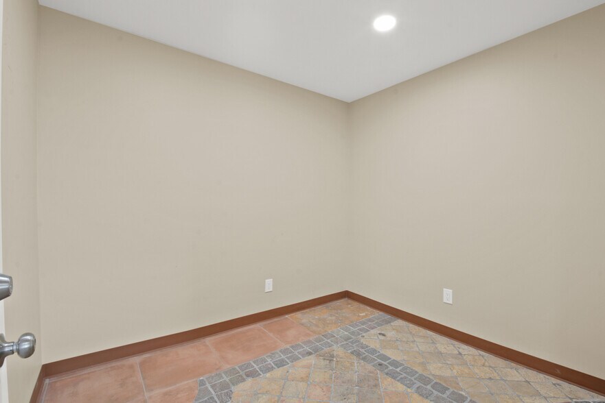 More Photos Of 920-922 E Arlee Pl, Anaheim Warehouse For Sale