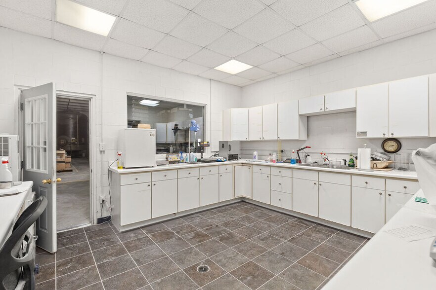 More Photos Of 2000 Ashley Rd, Morris Manufacturing For Lease