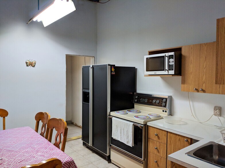 More Photos Of 7314 Av René-Descartes, Montréal Industrial For Sale