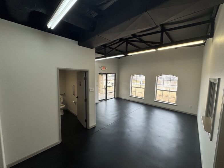 More Photos Of 920 NW 69th St, Oklahoma City Warehouse For Lease