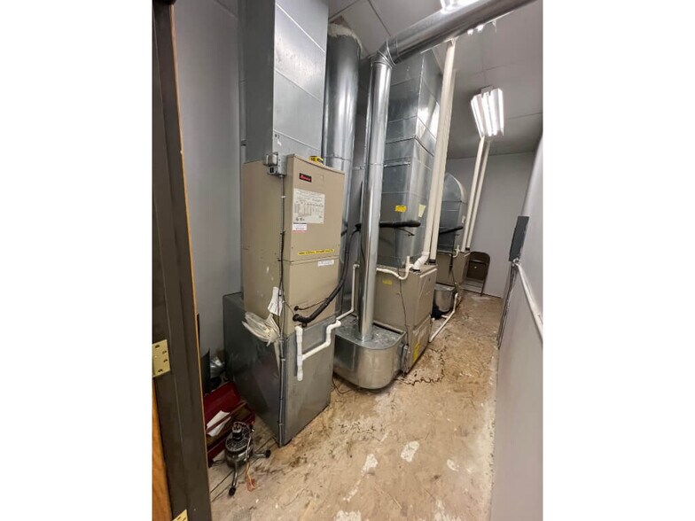 More Photos Of 212 S Sherman St, Leslie Religious Facility For Sale