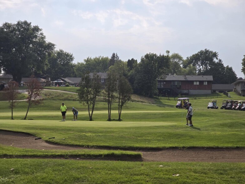 More Photos Of 1620 Summit Dr, Pekin Golf Course Driving Range For Sale