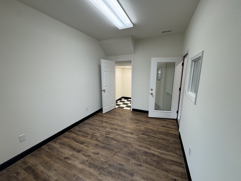 More Photos Of 4922 Port Royal Rd, Spring Hill Showroom For Lease