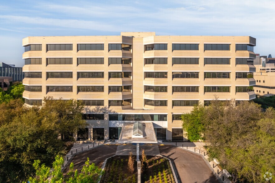 More Photos Of 411 N Washington Ave, Dallas Office For Sale