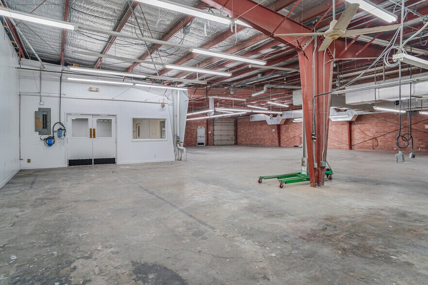 More Photos Of 8610 Botts Ln, San Antonio Freestanding For Lease