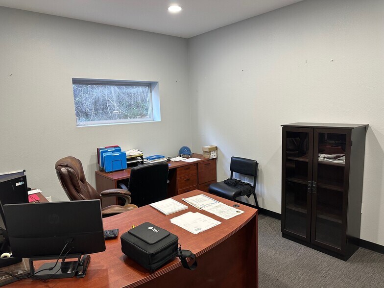 More Photos Of 1615 Capital Cir NE, Tallahassee Industrial For Lease