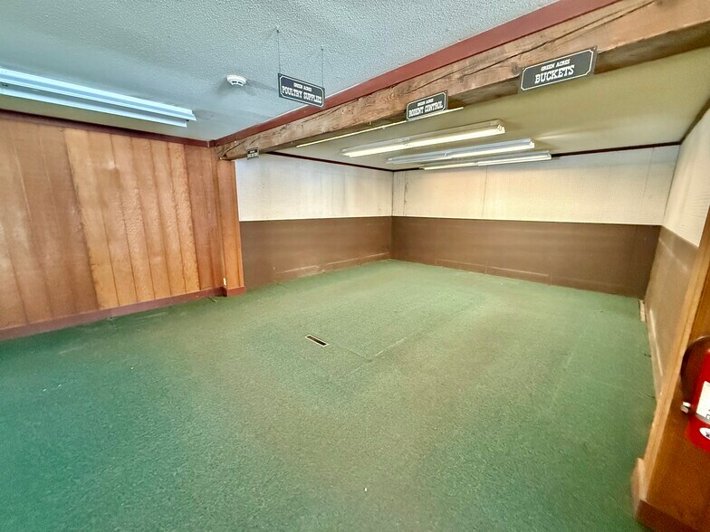 More Photos Of 524 Main St S, Woodbury Garden Center For Lease