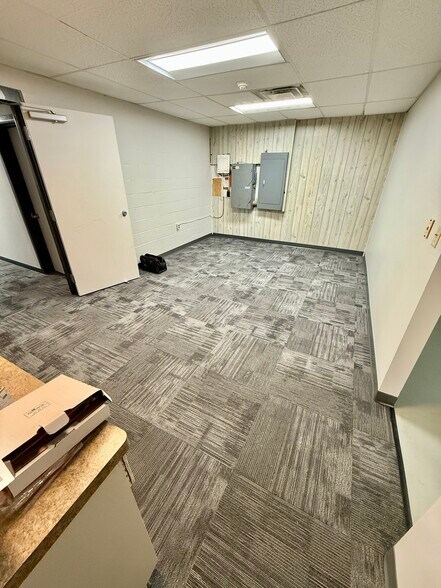 More Photos Of 702-708 Congress Park dr, Washington Township Warehouse For Lease