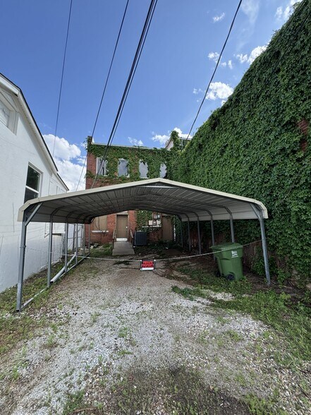 More Photos Of 419 W Main St, Yukon Storefront Retail Residential For Sale