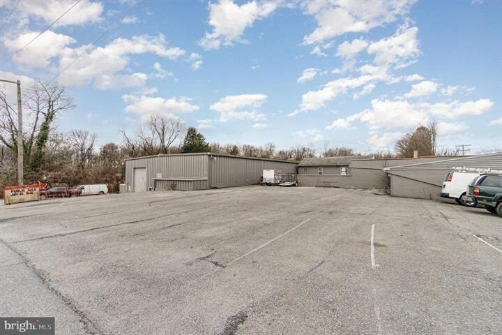 More Photos Of 122 Beech St, Carlisle Light Distribution For Lease