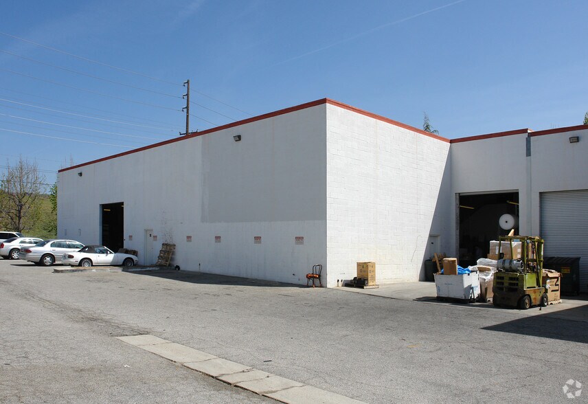 More Photos Of 5560 Tech Cir, Moorpark Warehouse For Lease