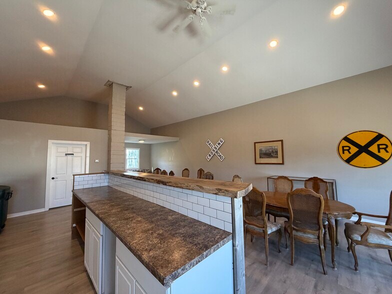 More Photos Of 105 W Vine St, Yutan General Retail For Sale