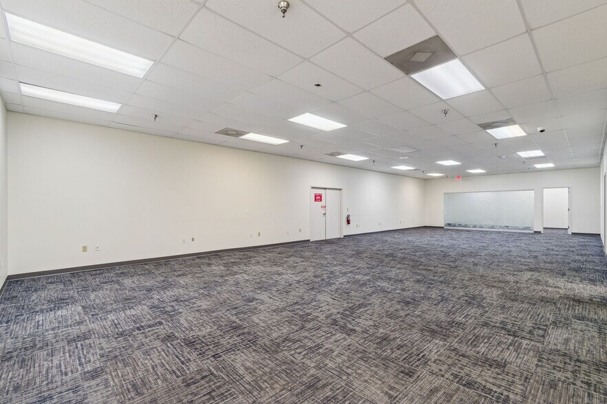 More Photos Of 4913 W Laurel St, Tampa Light Distribution For Sale