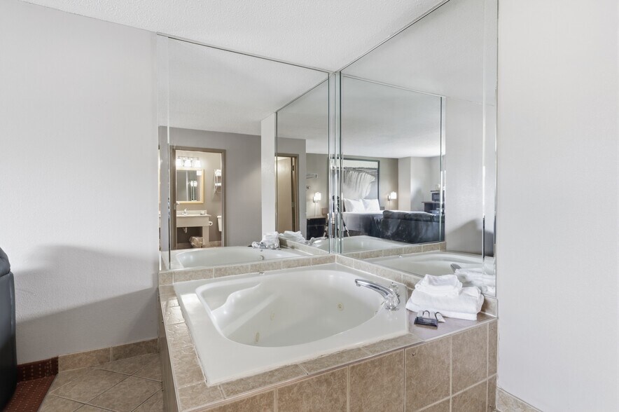 More Photos Of 7680 Niagara Falls Blvd, Niagara Falls Hotel For Sale