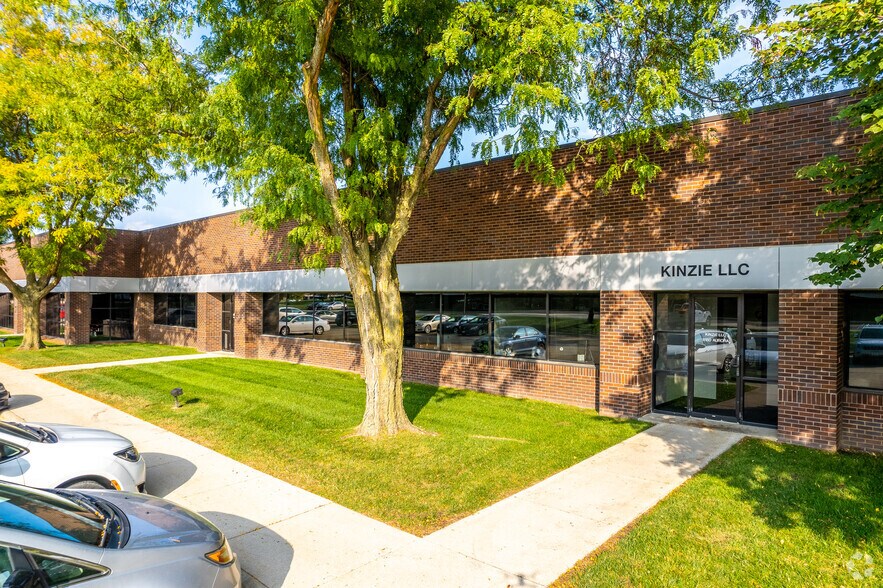 More Photos Of 11100-11190 Aurora Ave, Urbandale Flex For Lease