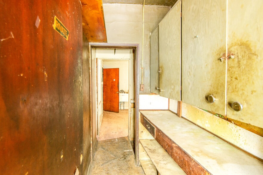 More Photos Of 21090 Goddard Rd, Taylor General Retail For Sale