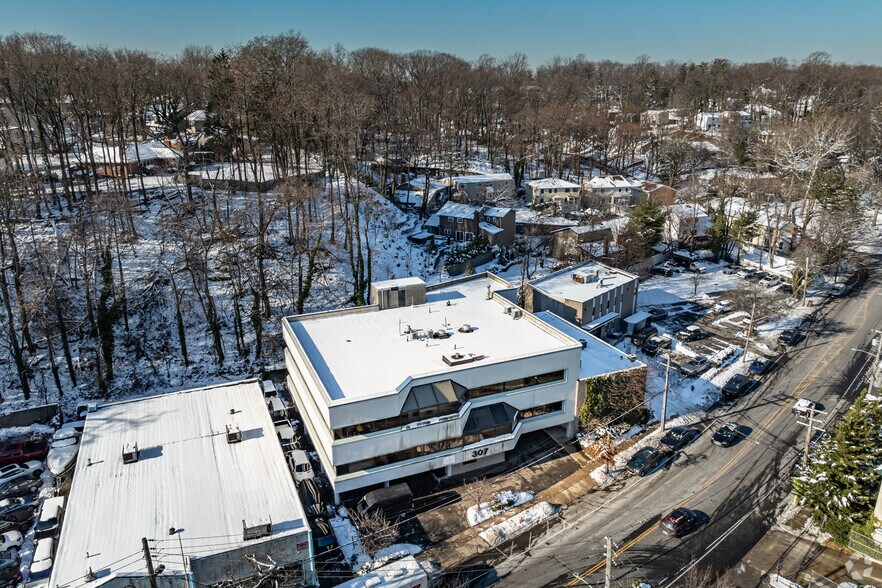 Primary Photo Of 307 E Shore Rd, Great Neck Medical For Lease