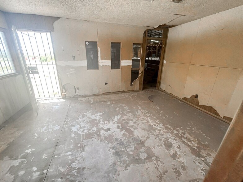 More Photos Of 618 NE 11th st, Big Spring Distribution For Sale