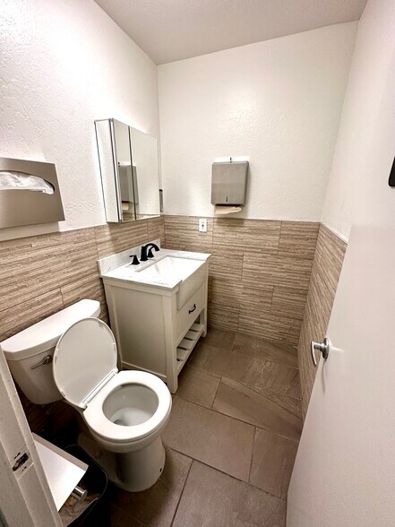 More Photos Of 2560-2590 Lafayette St, Santa Clara Warehouse For Lease