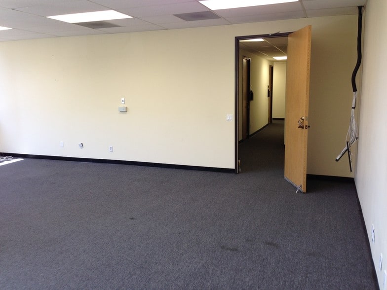 More Photos Of 11040 Santa Monica Blvd, Los Angeles Office For Lease