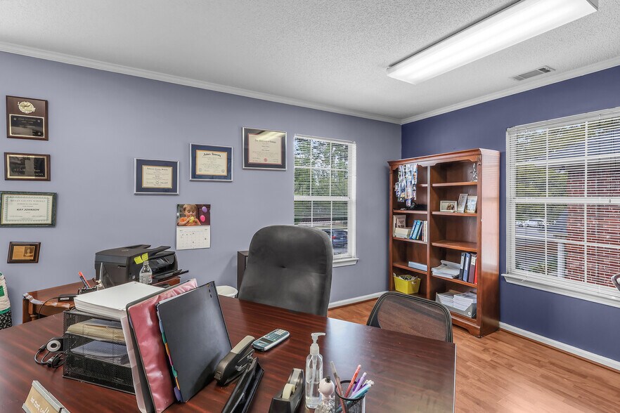 More Photos Of 10375 Ford Ave, Richmond Hill Office For Sale