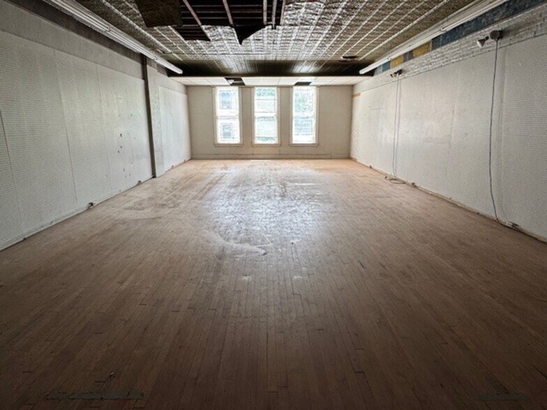 More Photos Of 325 7th St, Rockford Flex For Sale
